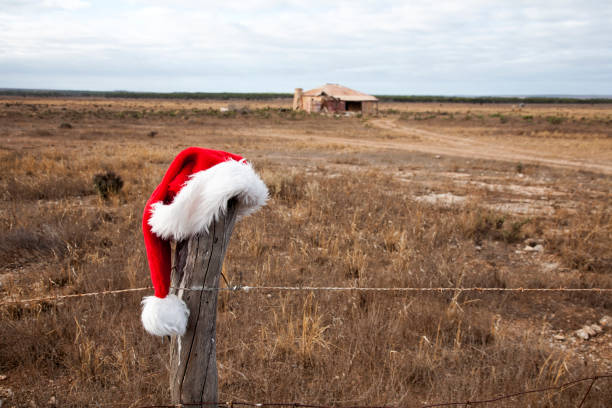 outback christmas scene australia - barbed wire rural scene wooden post fence imagens e fotografias de stock