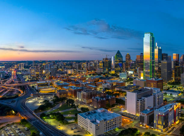 Dallas Texas evening skyline Dallas skyline in the evening hour reunion tower photos stock pictures, royalty-free photos & images