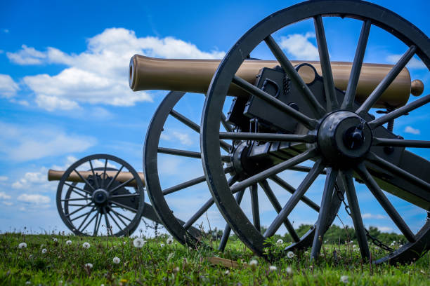 гражданская война в сша - пушки в национальном военном парке геттисберга - american civil war battle conflict gettysburg national military park стоковые фото и изображения