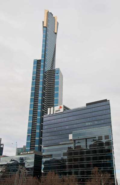 torre alta eureka con sede pwc melbourne buildign nella parte anteriore - melb foto e immagini stock