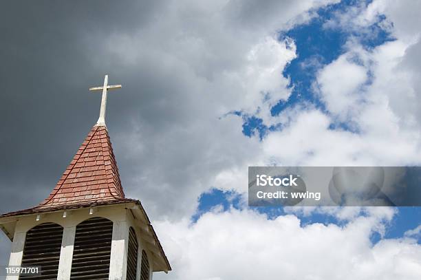 Kościół Wieża Kościelna I Vivid Niebo - zdjęcia stockowe i więcej obrazów Bez ludzi - Bez ludzi, Biały, Burza