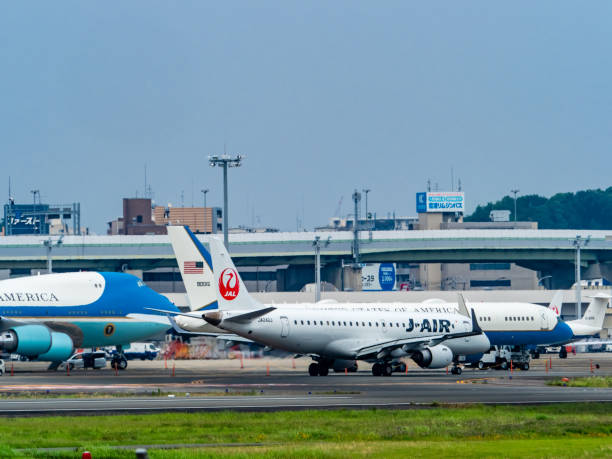 us air force one all'aeroporto internazionale di osaka - airplane commercial airplane air vehicle boeing 747 foto e immagini stock