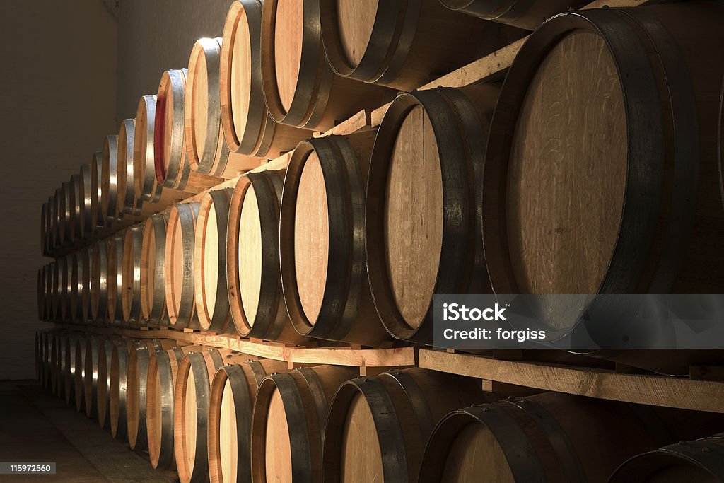 Oak beczki dojrzewające i czerwone wino z brandy - Zbiór zdjęć royalty-free (Alkohol - napój)