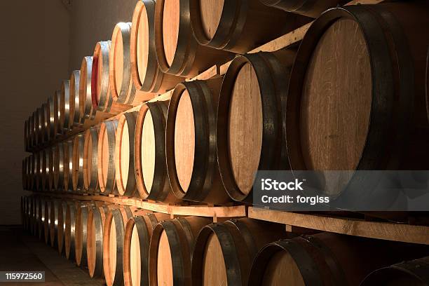 Oak Beczki Dojrzewające I Czerwone Wino Z Brandy - zdjęcia stockowe i więcej obrazów Alkohol - napój - Alkohol - napój, Beczka - Zbiornik, Bez ludzi