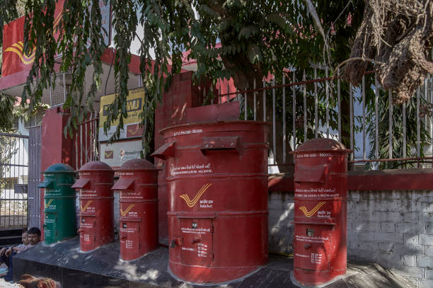casella postale fuori dall'ufficio postale generale ahmedabad gujarat india asia - mailbox mail letter old fashioned foto e immagini stock