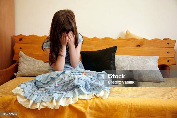 Mujer Triste En Un Sofá Foto de stock y más banco de imágenes de Niñas - Niñas, Abuso de niños, Ansiedad