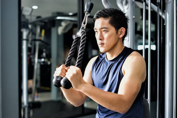 silny przystojny azjatycki mężczyzna ćwiczący na siłowni - gym health club school gymnasium exercising zdjęcia i obrazy z banku zdjęć