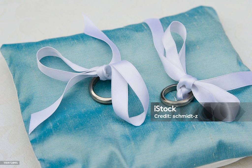 Anillos de boda con bows en una almohadilla - Foto de stock de Alianza - Anillo libre de derechos