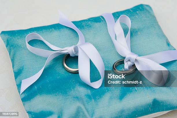 Photo libre de droit de Anneaux De Mariage Avec Des Noeuds Sur Un Coussin banque d'images et plus d'images libres de droit de Alliance - Alliance, Coussin, Bague - Bijou