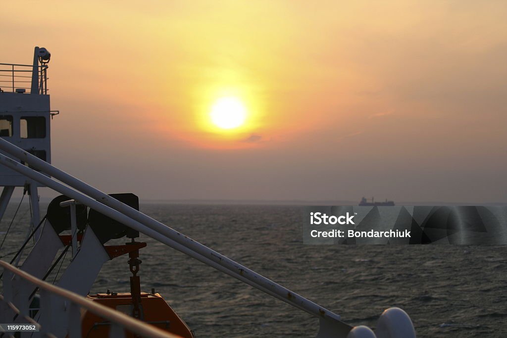 Alba in mare - Foto stock royalty-free di Guardare il paesaggio