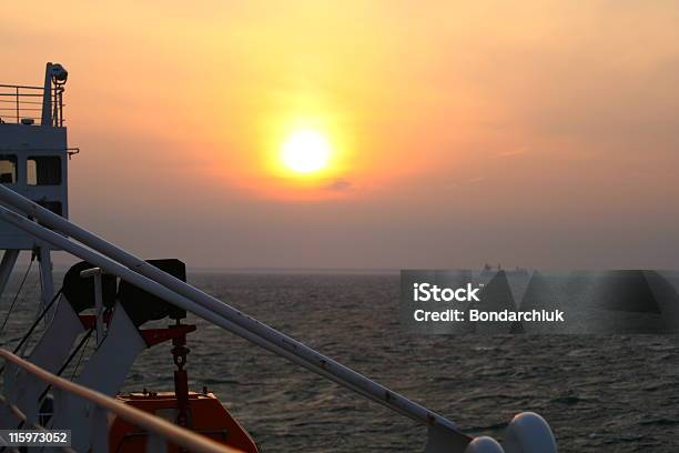 Nascer Do Sol No Mar - Fotografias de stock e mais imagens de Admirar a Vista - Admirar a Vista, Convés, Navio Cargueiro