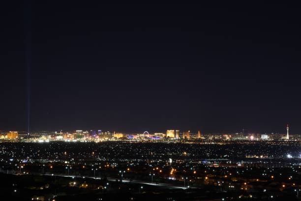 lo skyline di las vegas da lontano. - afar desert foto e immagini stock