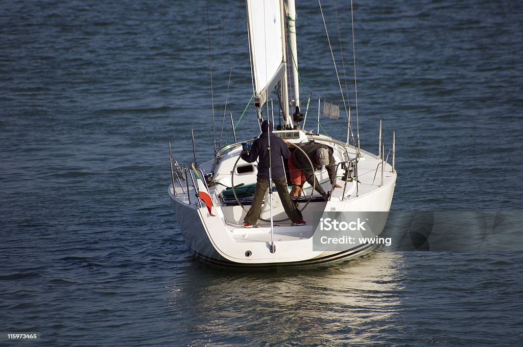 Barco de vela y navigator en el mar, en un día claro - Foto de stock de Azul libre de derechos