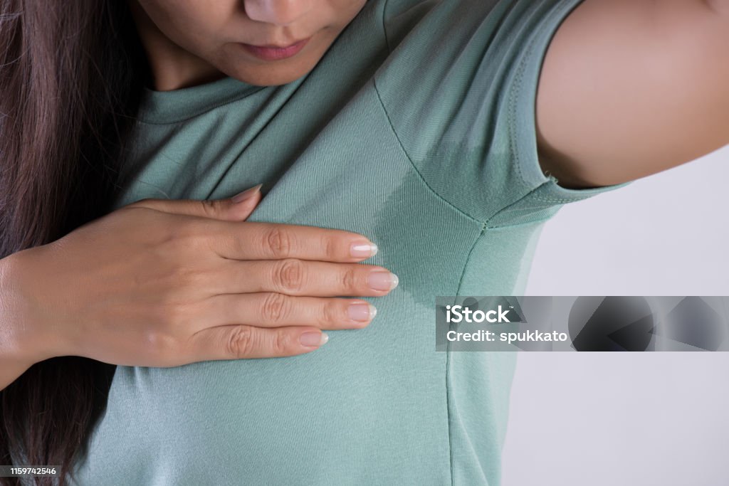 다한증 땀이 클로즈업 아시아 여자. 회색 배경에 대 한 그녀의 옷에 땀 얼룩을 가진 젊은 아시아 여자. 헬스케어 개념. - 로열티 프리 땀 스톡 사진 다한증 땀이 클로즈업 아시아 여자. 회색 배경에 대 한 그녀의 옷에 땀 얼룩을 가진 젊은 아시아 여자. 헬스케어 개념. - 로열티 프리 땀 스톡 사진