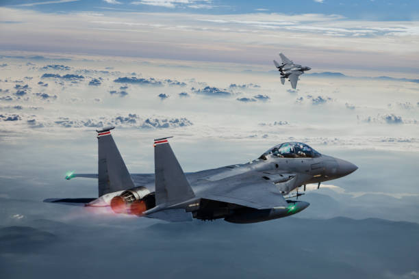 f-15 eagle fighter jets im flug mit nachbrenner über den nebeligen bergen - f15 stock-fotos und bilder