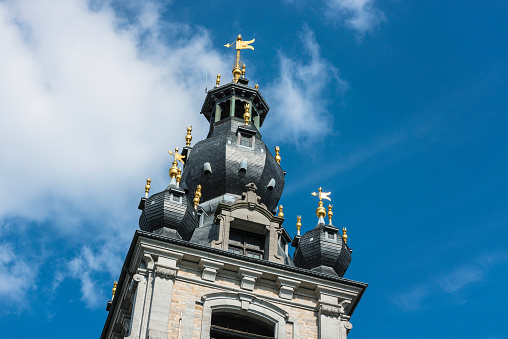 The belfry, also called El Catiau by Montois, was built in Mons in the 17th century and is the only baroque style building in Belgium that reaches a height of 87 meters.