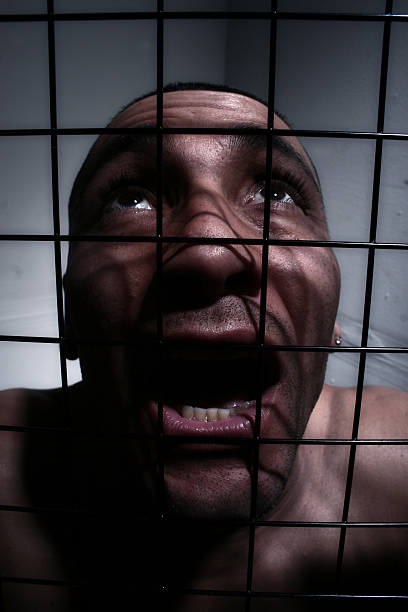 człowiek z koszykiem stalowym - screaming men shouting tortured zdjęcia i obrazy z banku zdjęć