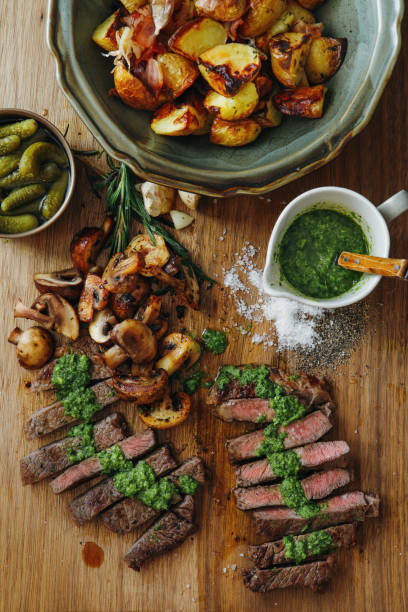 chuletón de kansas con salsa de hierbas frescas y verduras a la parrilla - skirt steak steak close up grilled fotografías e imágenes de stock
