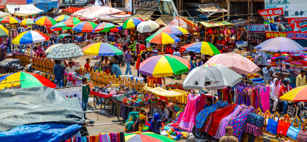 calle crowed con tiendas en nueva delhi, india - india car people business fotografías e imágenes de stock