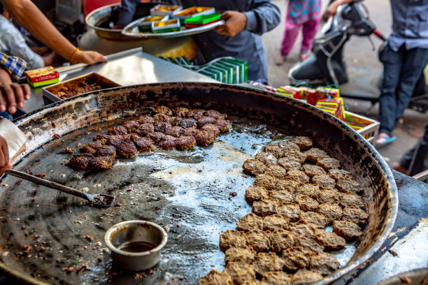 인도 러크나우의 전통 툰데이 케밥 - appetizer barbecue barbecue grill beef 뉴스 사진 이미지