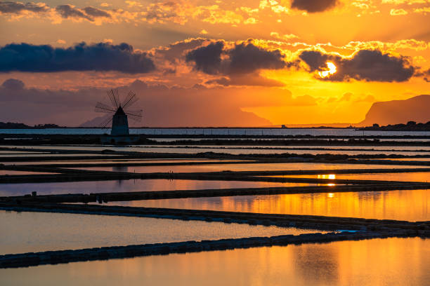 salinas de marsala al atardecer, sicilia, italia - trapani fotografías e imágenes de stock