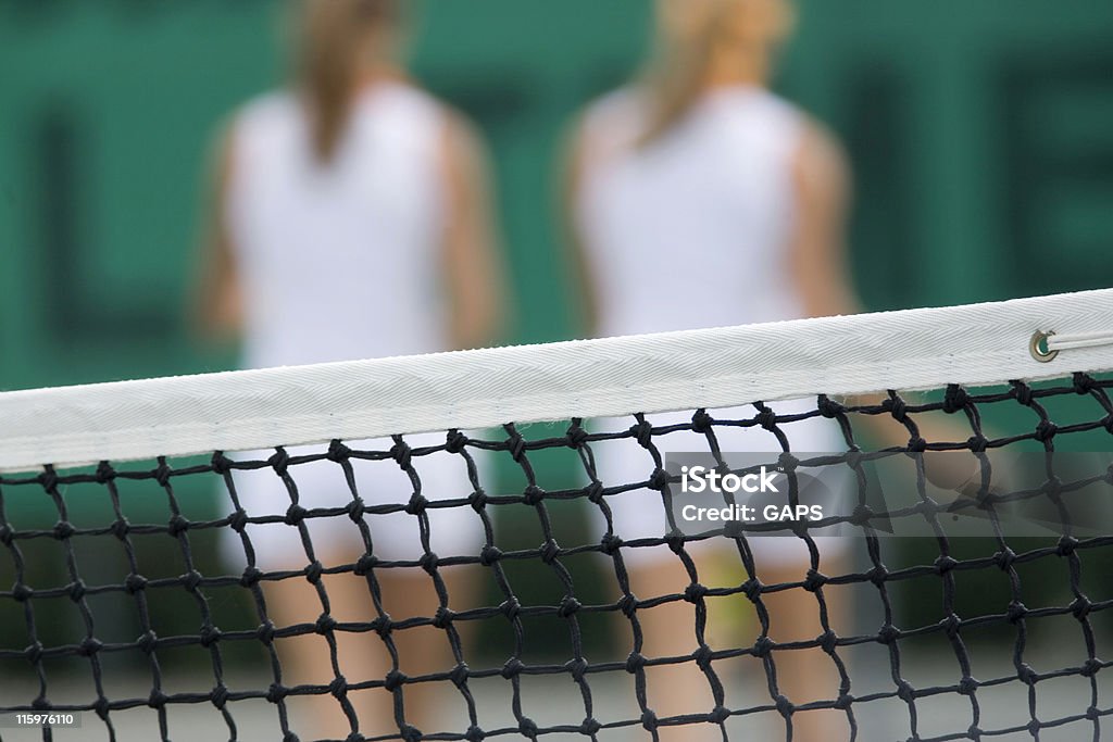 Filet de tennis et l'arrière des deux femmes des joueurs - Photo de Activité libre de droits