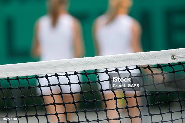 Photo libre de droit de Filet De Tennis Et Larrière Des Deux Femmes Des Joueurs banque d'images et plus d'images libres de droit de Activité