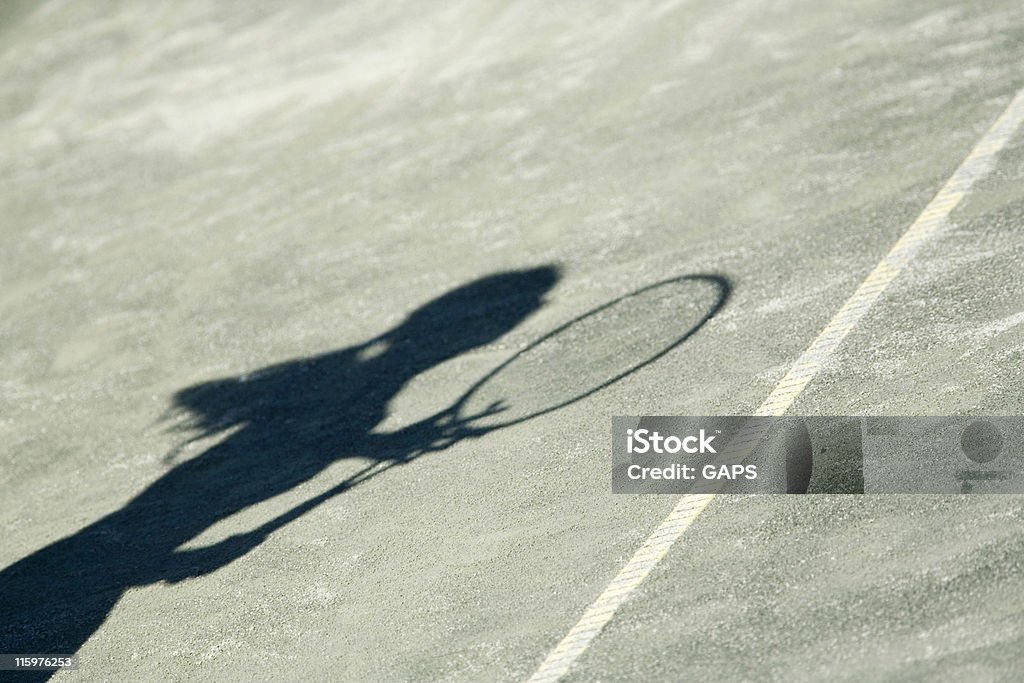 Silhueta de mulher jogar tênis em quadra - Foto de stock de Atividade Recreativa royalty-free