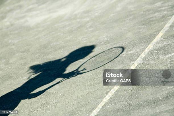 Foto de Silhueta De Mulher Jogar Tênis Em Quadra e mais fotos de stock de Atividade Recreativa - Atividade Recreativa, Campo esportivo, Competição