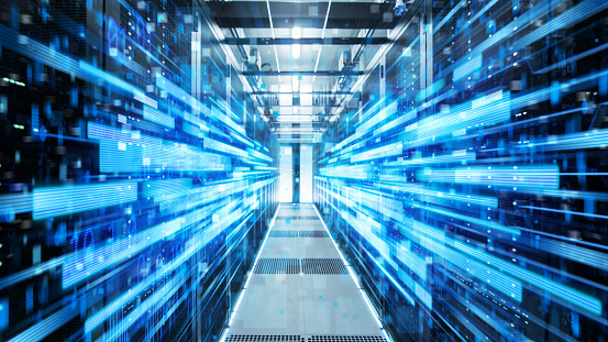 Toma de pasillo en un centro de datos de trabajo lleno de servidores de rack y supercomputadoras con proyección de visualización de neón azul de transmisión de datos a través de Internet de alta velocidad. photo