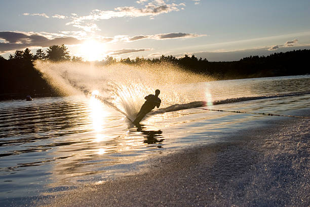 若い男性水上スキー、ニューハンプシャー州の夜には、サン - water ski ストックフォトと画像