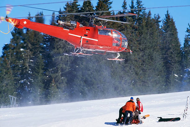 rojo helicópteros de salvamento que llegan después de un accidente de esquí - ski insurance fotografías e imágenes de stock