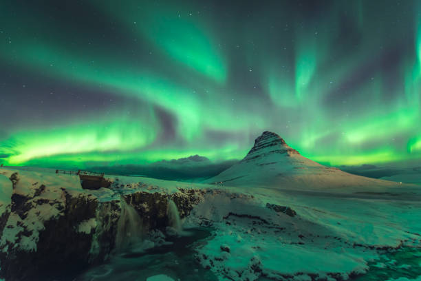 aurora sobre kirkjufell - dramatic sky iceland landscape sky fotografías e imágenes de stock