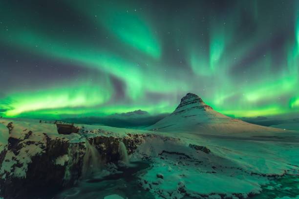 aurora nad kirkjufell - dramatic sky iceland landscape sky zdjęcia i obrazy z banku zdjęć