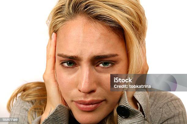 Kobieta Cierpi Na Migreny Lub Stres - zdjęcia stockowe i więcej obrazów Biuro - Biuro, Ból, Ból głowy