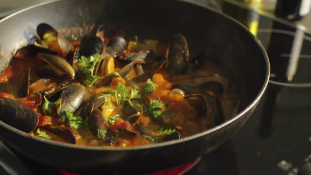 Mussels in a pan.