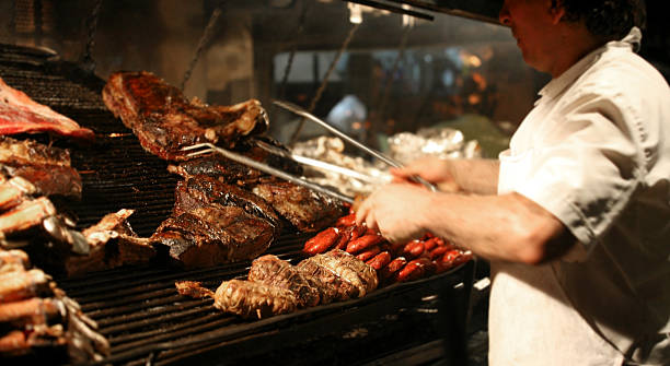 chef de travail - barbecue grill chef barbecue sausage photos et images de collection