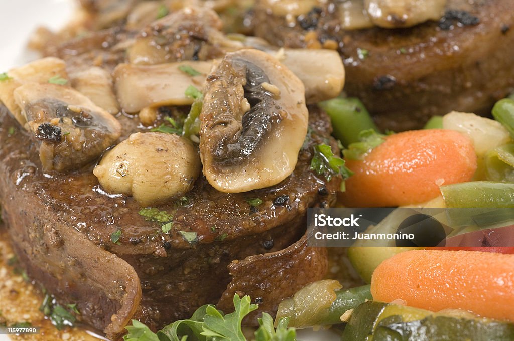 Filetto con pancetta affumicata con salsa di funghi - Foto stock royalty-free di Champignon