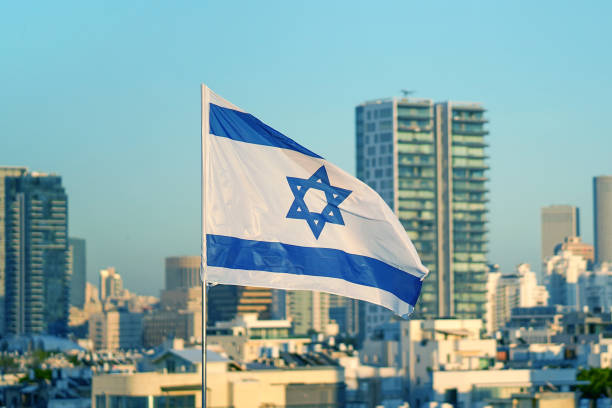 bandeira israelita no fundo da cidade. - tel aviv israel skyline traffic - fotografias e filmes do acervo