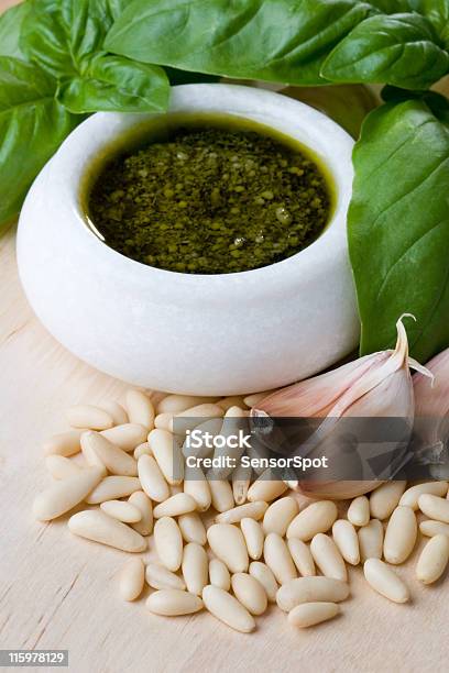 Photo libre de droit de Pesto Et Au Basilic banque d'images et plus d'images libres de droit de Ail - Légume à bulbe - Ail - Légume à bulbe, Aliment, Aliment cru