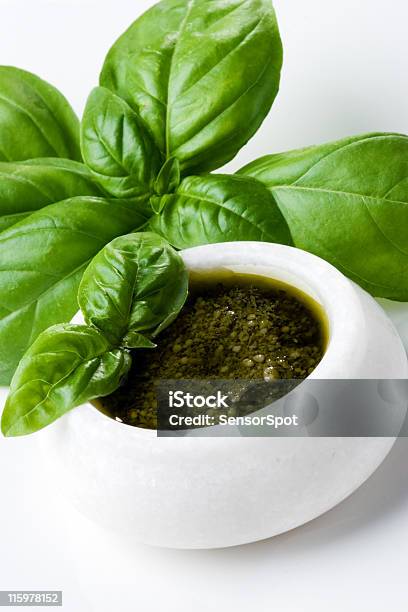 E Pesto Di Basilico - Fotografie stock e altre immagini di Alimentazione sana - Alimentazione sana, Basilico, Camera