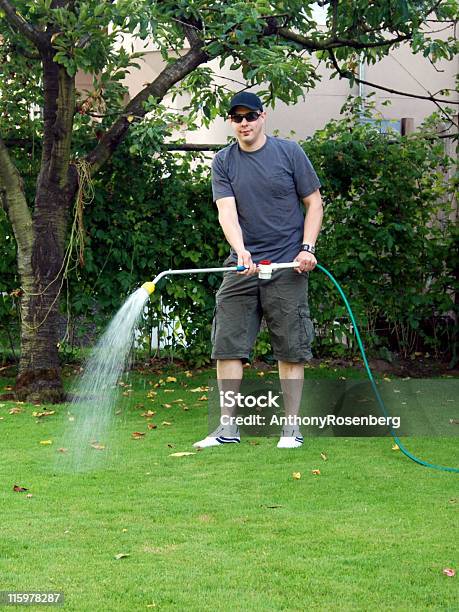 Mann Gießen Dem Rasen Stockfoto und mehr Bilder von Bewässern - Bewässern, Ein Mann allein, Eine Person