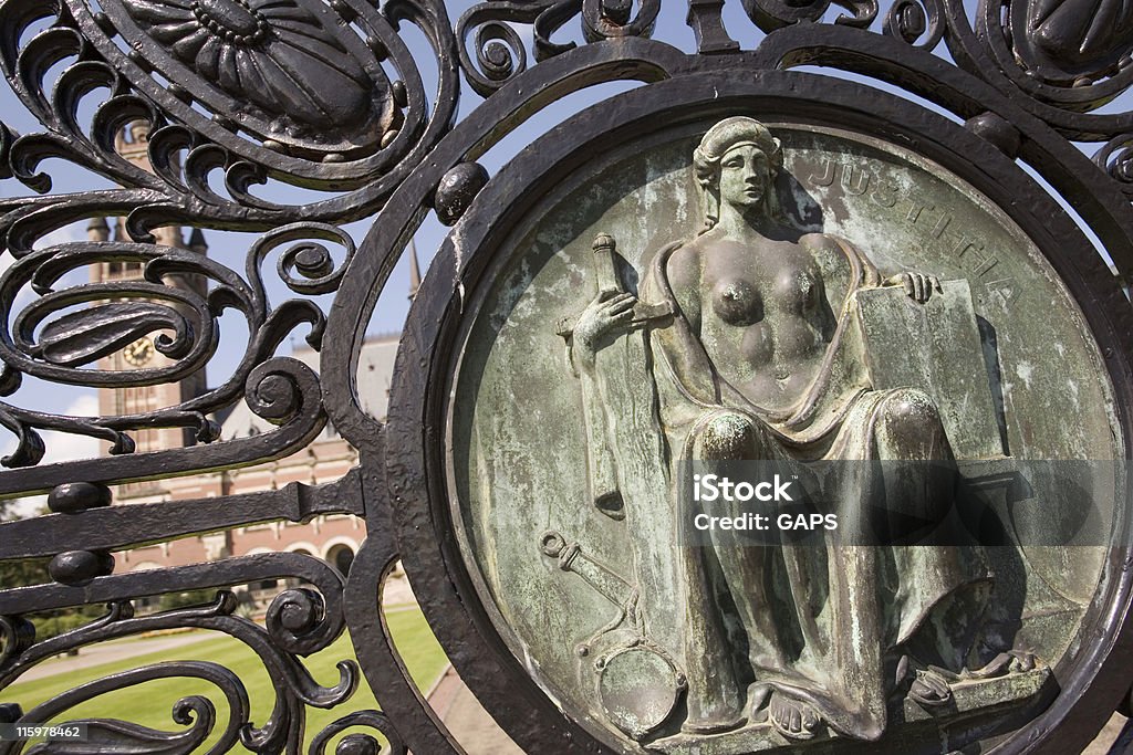 La figura su una parete di giustizia dell'Aia Palazzo della Pace - Foto stock royalty-free di Diritto internazionale