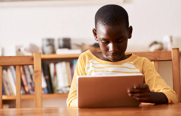 crescendo sua mente - africa child reading african descent - fotografias e filmes do acervo