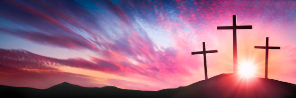 日の出のカルバリーの丘の上の3つの木製の十字架 - cross sunset sky spirituality ストックフォトと画像