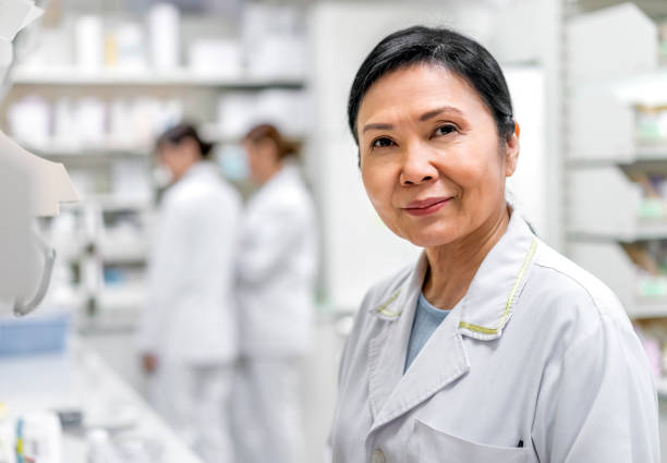 ritratto di farmacista maturo in serbo - lab coat women one person female foto e immagini stock