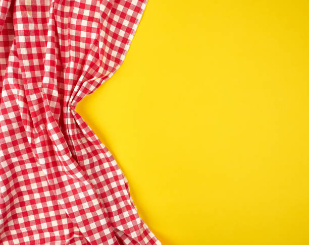 serviette de cuisine à carreaux rouges blancs sur un fond jaune - tablecloth checked yellow textile photos et images de collection