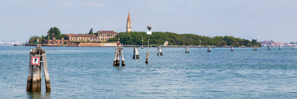 isla poveglia en venecia, italia - lido fotografías e imágenes de stock