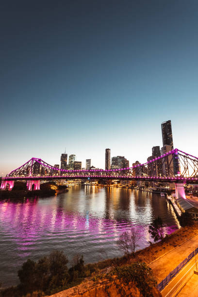 夕暮れ時のブリスベンのスカイライン - brisbane ストックフォトと画像