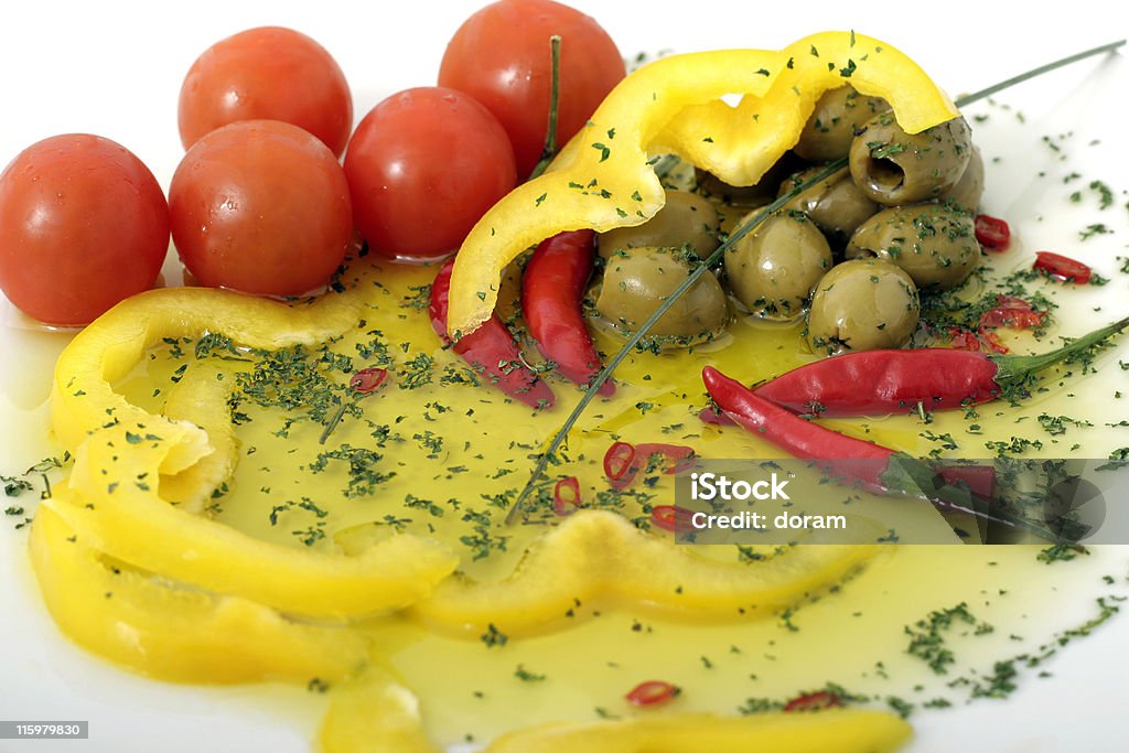 Aceitunas y tomates - Foto de stock de Aceite de oliva libre de derechos